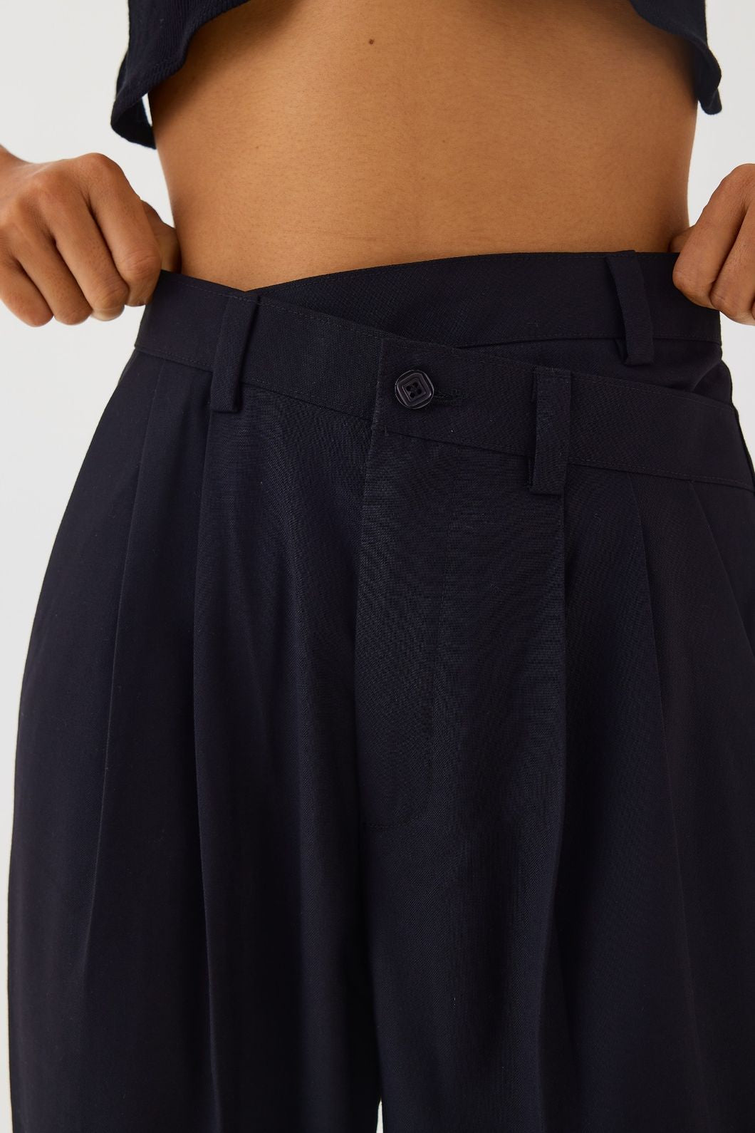 Wide Leg Pleated Pants with Double Closure Detail | Black