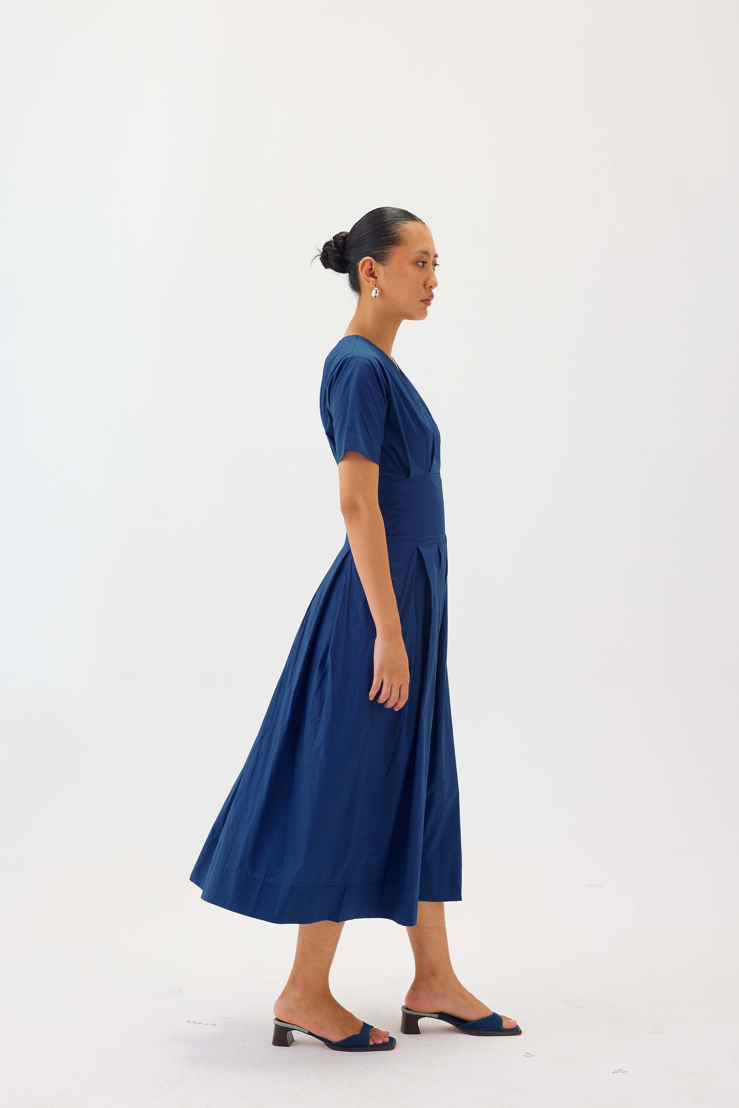 Poplin V-Neck Box Pleat Midi Dress | Blue